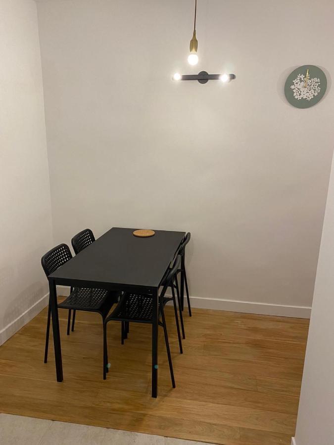Well Located 3-room In The Center Of
