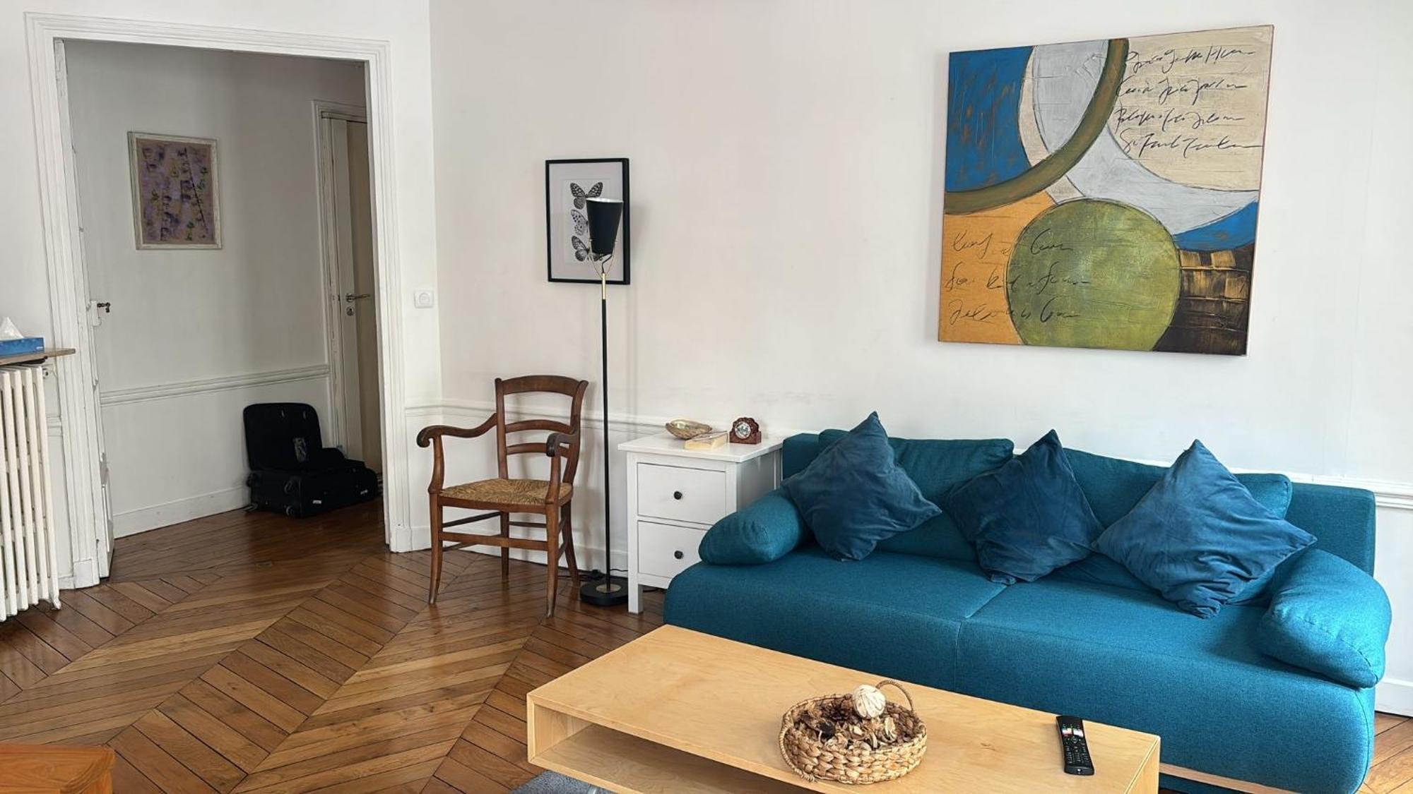 Well Located 3-room In The Center Of