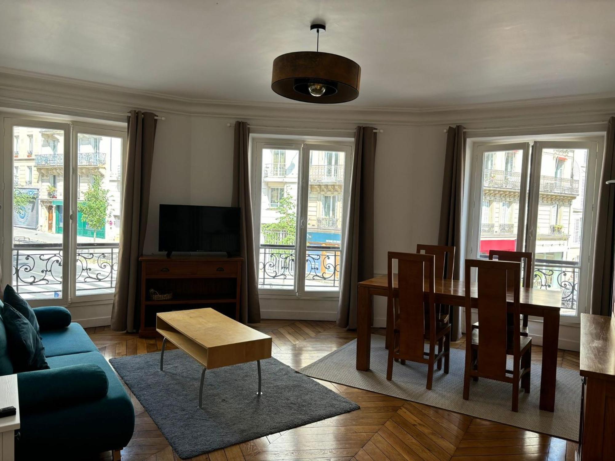 Well Located 3-room In The Center Of Apartment *