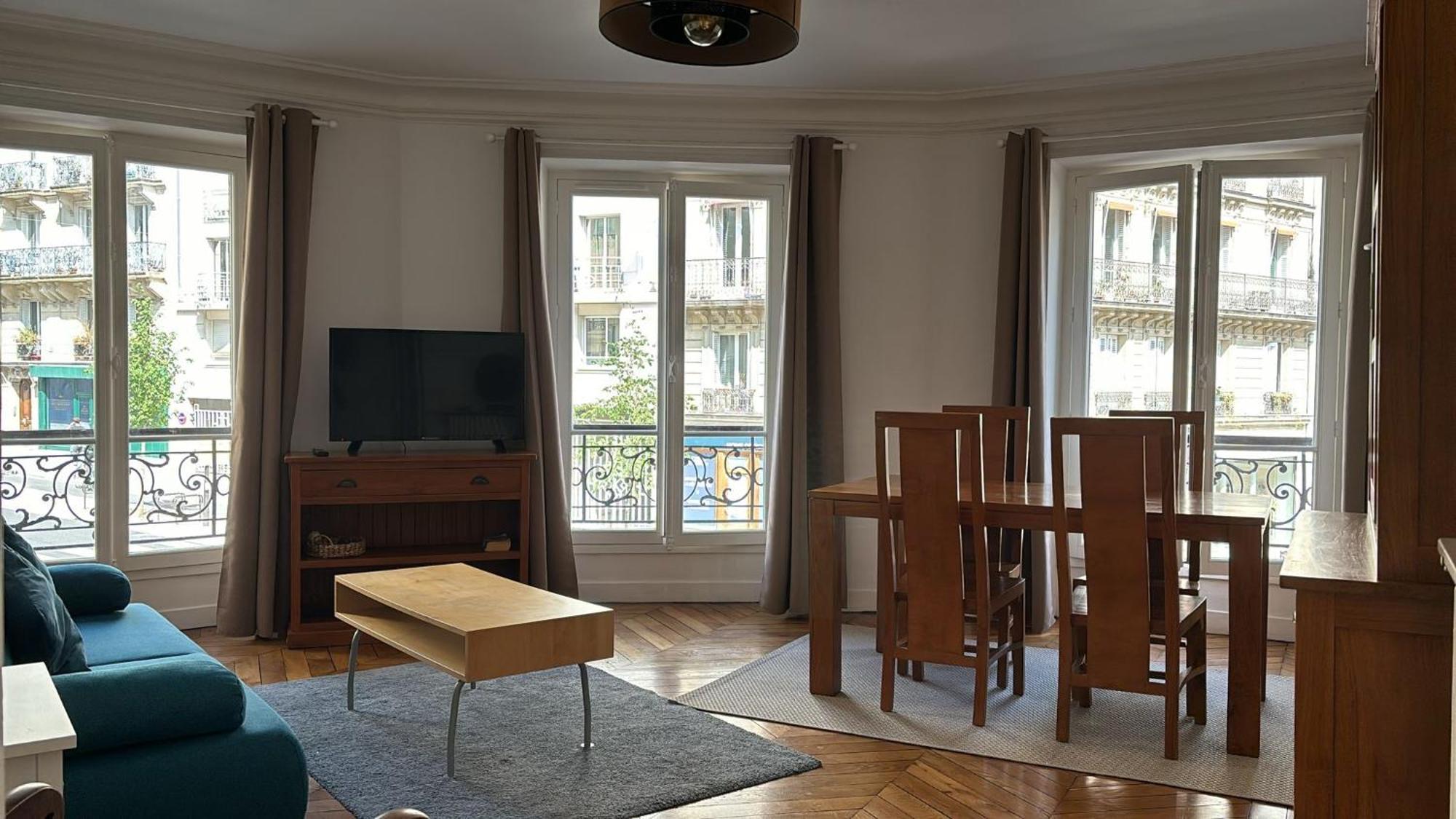 Well Located 3-room In The Center Of